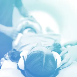 Patientin entspannt während einer MRT-Untersuchung.