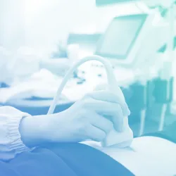 Nahaufnahme einer Diagnostik mit modernster Ultraschalltechnologie.
